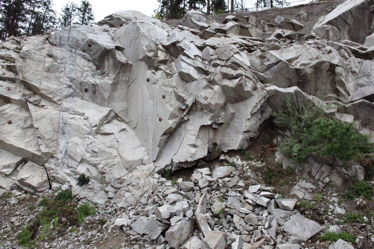 A Method for Analysis of Rock Blocks with Complex Arbitrary Geometries